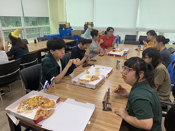 후원받은 피자를 먹고있는 복지관이용자들 사진