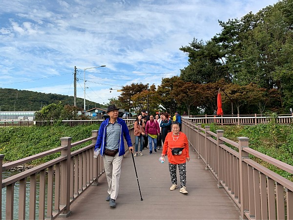 호수위 다리를 걷고있는 산따라 맛따라 참가자들 모습