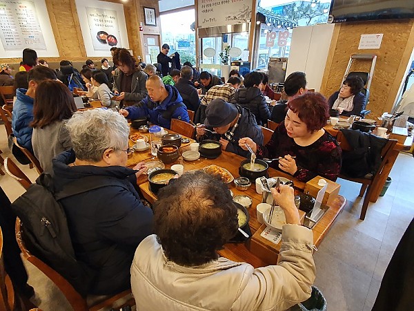 식당에서 점심식사를 하고 있는 모습을 촬영한 사진