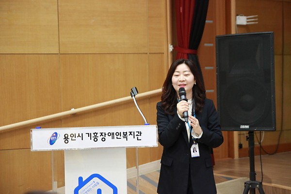 박잎샘 사무국장 Community Care Center 사업안내.JPG