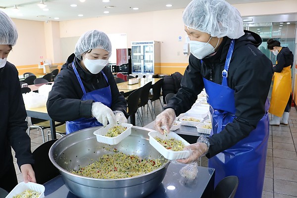 직원들의 반찬(콩나물무침) 조리 사진.JPG