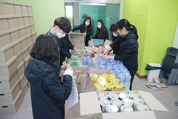 직원들의 대체직 지원 포장하는 사진.JPG