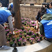 삼성 SDI와 함께하는 주간보호센터 화단 가꾸기